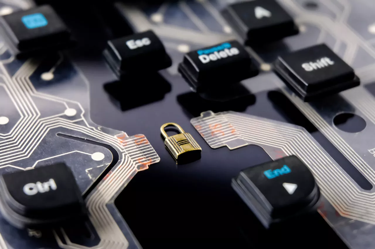 Kłódka na klawiaturze symbolizująca cyberbezpieczeństwo