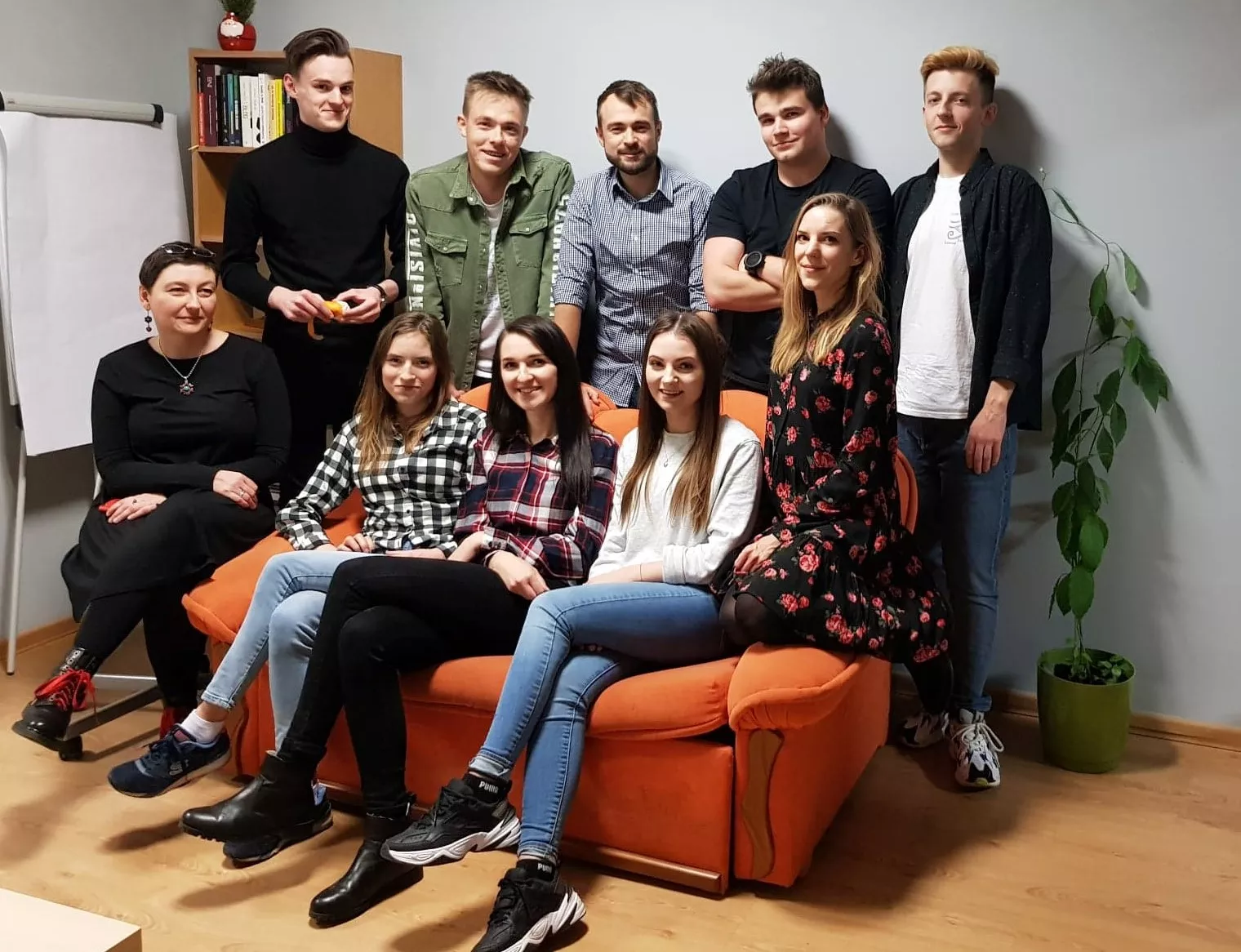 Zespół Brave New pozuje wspólnie w biurze