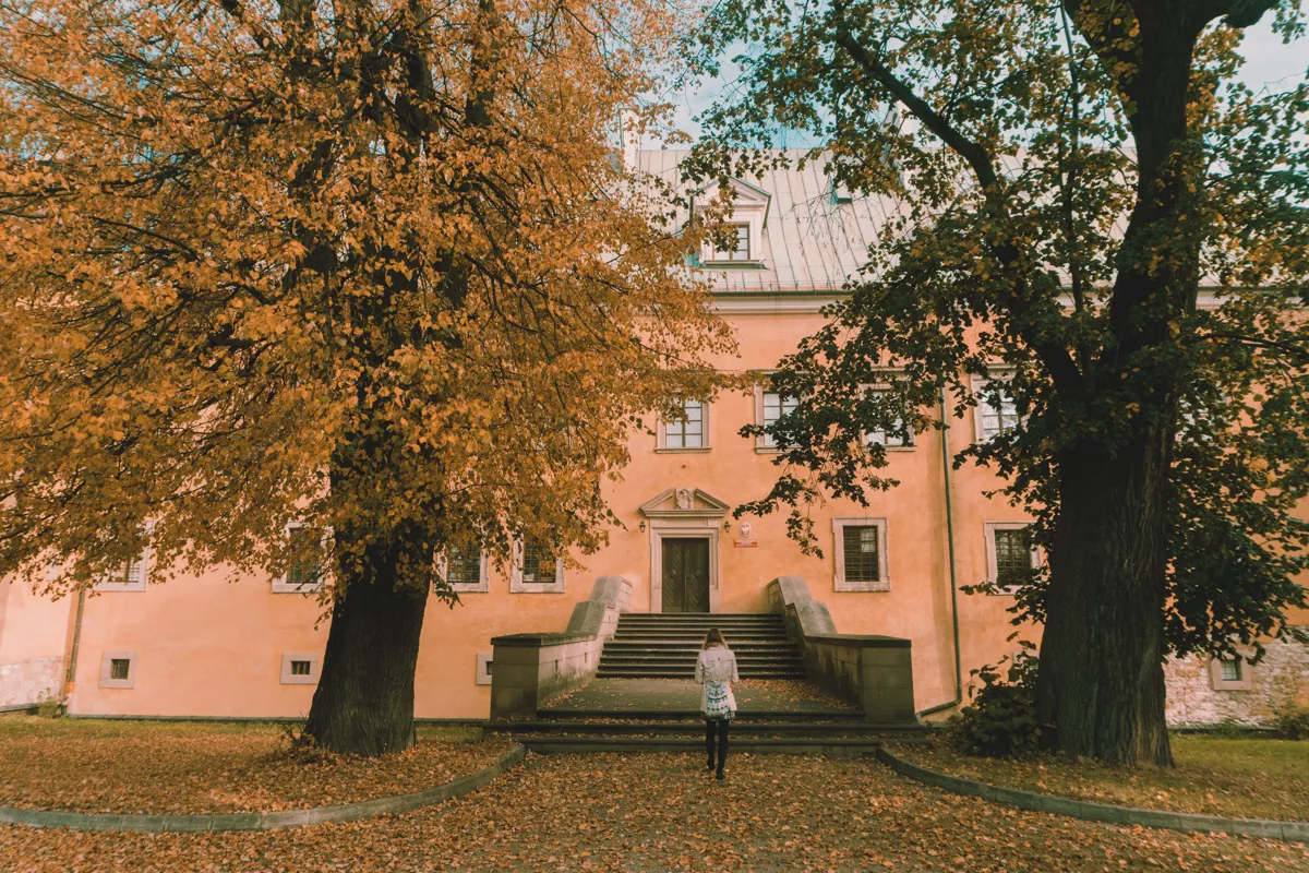 Różowy budynek Archiwum Narodowego jesienią