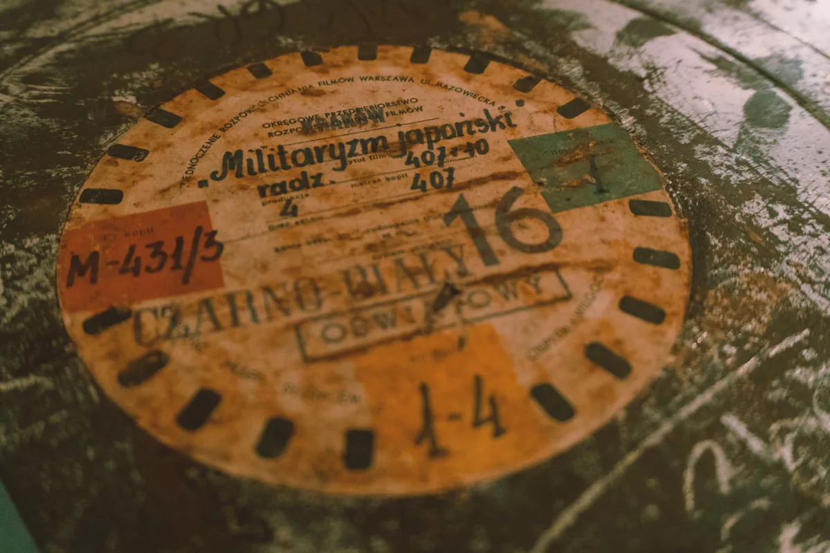 Stara puszka z taśmą filmową w archiwum