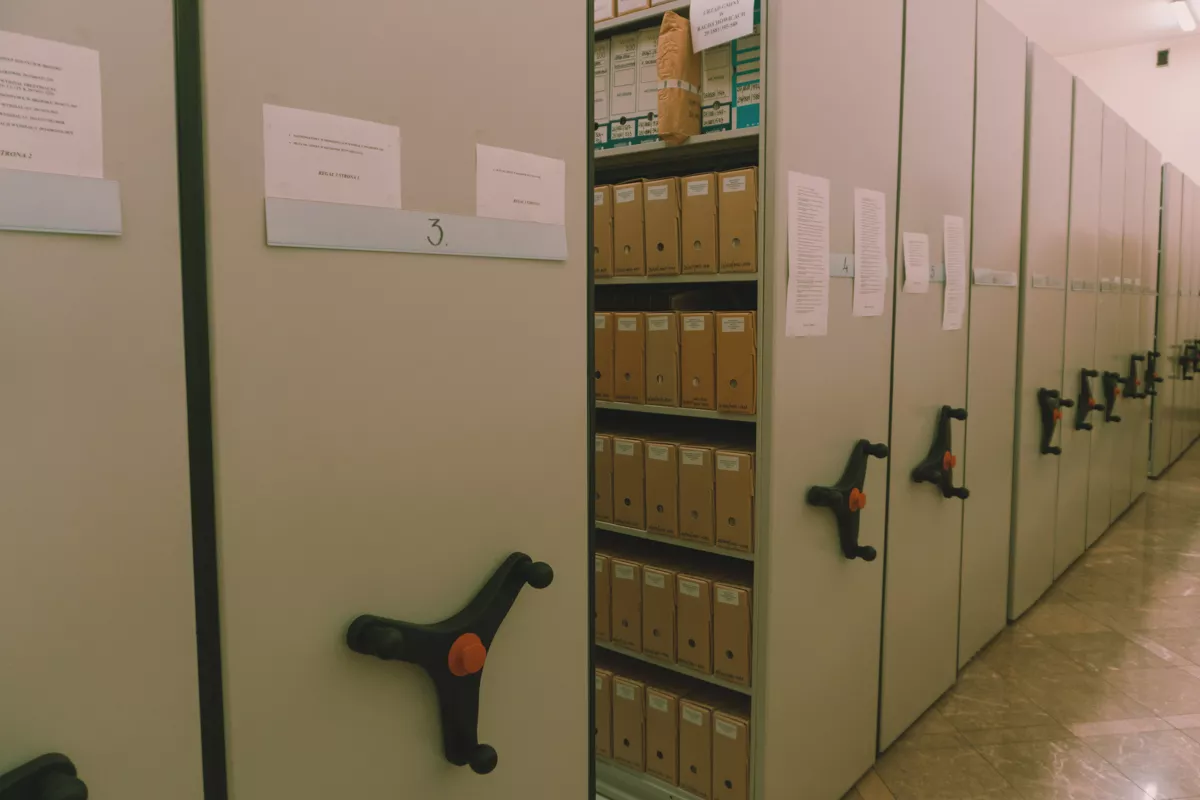 Regały jezdne z pudłami archiwalnymi