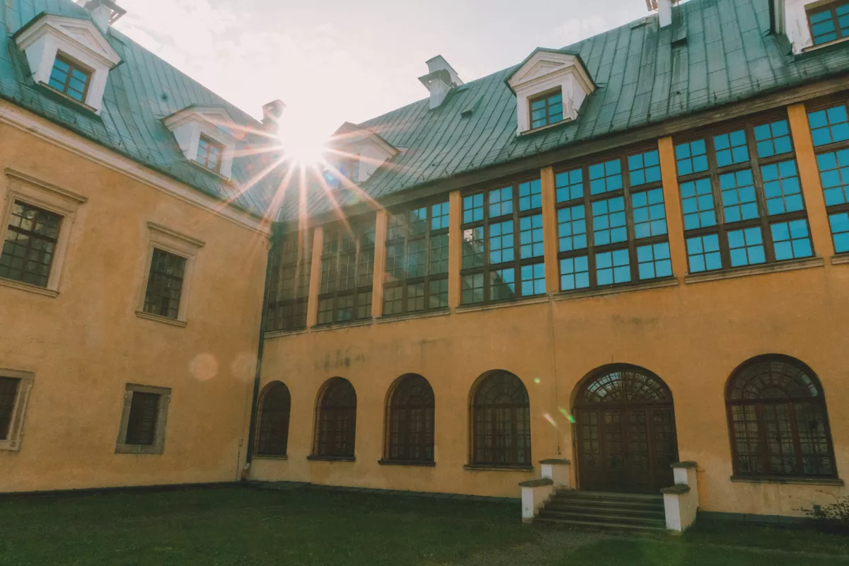 Dziedziniec zabytkowego budynku archiwum