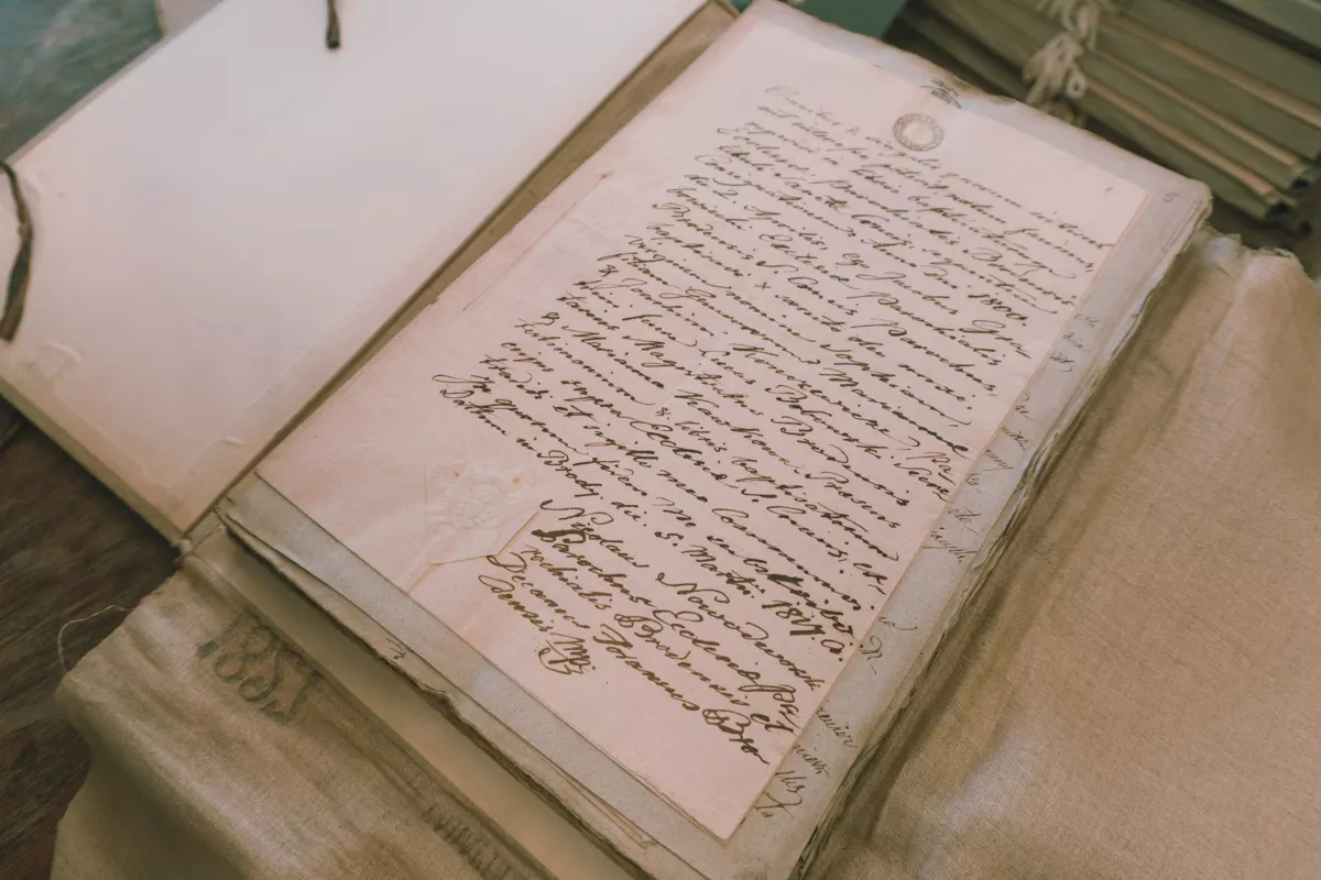 Rękopis w starej księdze archiwalnej