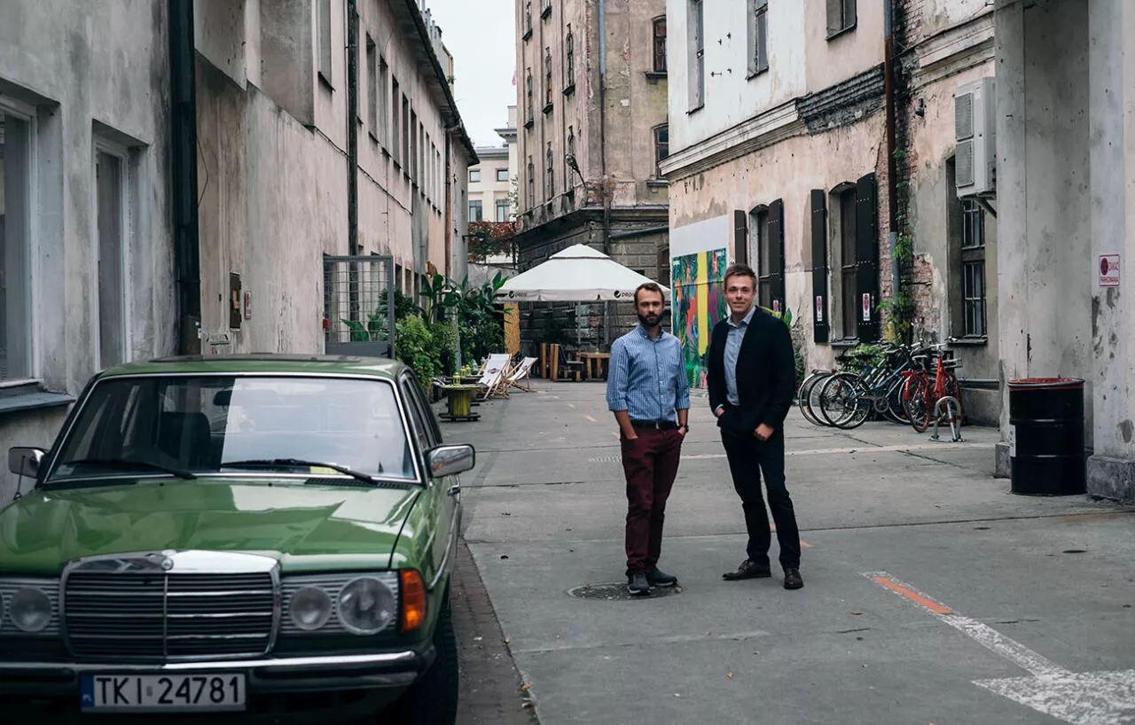 Andrzej i Michał z Brave New na podwórku w centrum miasta