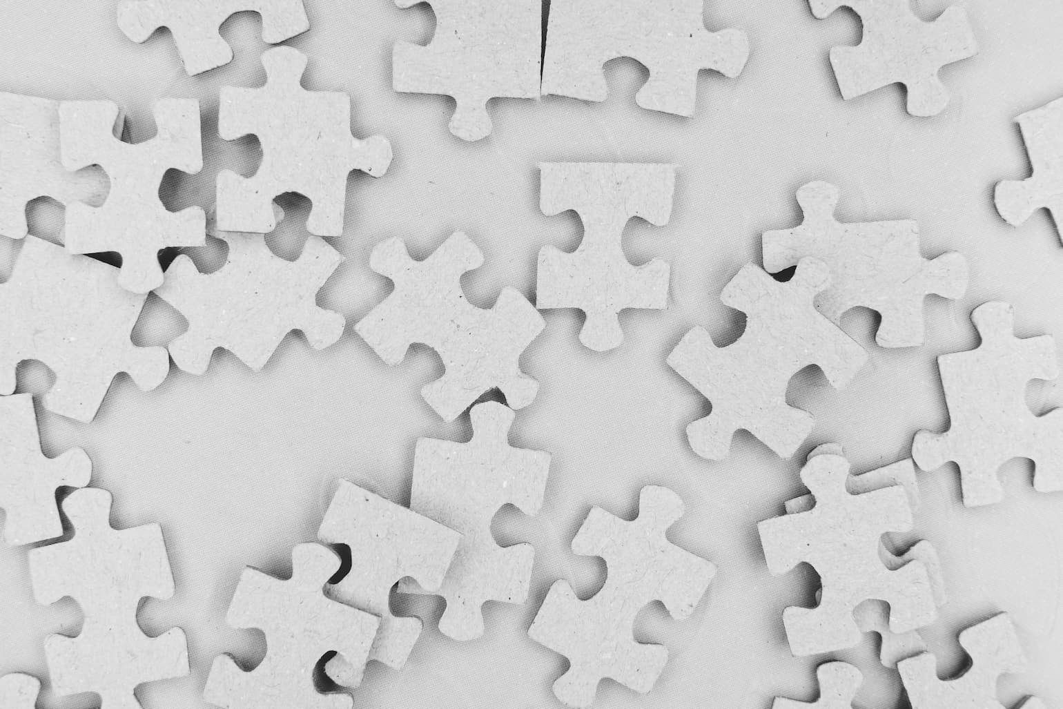 Rozsypane elementy układanki puzzle