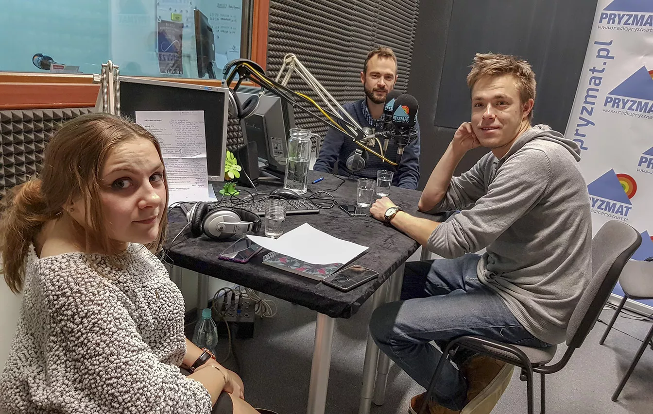 Zespół Brave New w studiu radiowym podczas wywiadu