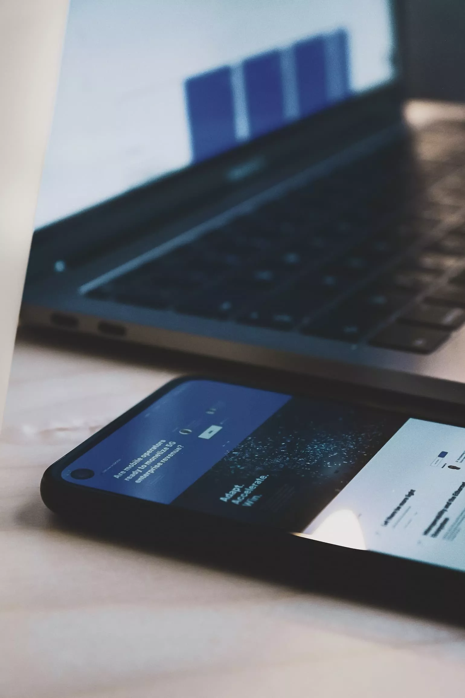 Laptop i telefon z otwartą stroną internetową